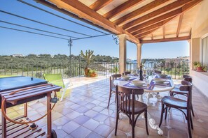 Outdoor dining - S'ALGUERET - Cozy house with shared pool and sea views in Portopetro - Free Wi-Fi (Santanyí)