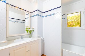 Haartrockner, Bidet, Handtücher