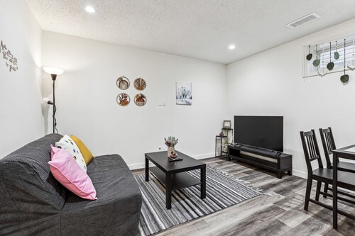 Charming 1BR Basement Suite w Parking Calgary