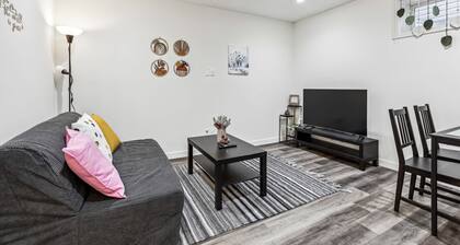 Charming 1BR Basement Suite w Parking Calgary