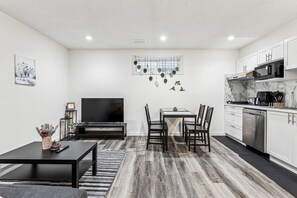 1 bedroom, Internet - Charming 1BR Basement Suite w Parking Calgary (Calgary)