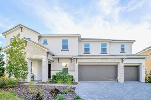 House | 15 bedrooms, Internet - Upstay - 32 Guest Home - Pool Hot Tub and Games (Kissimmee)