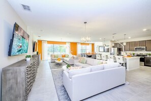 House | 15 bedrooms, Internet - Upstay - 32 Guest Home - Pool Hot Tub and Games (Kissimmee)