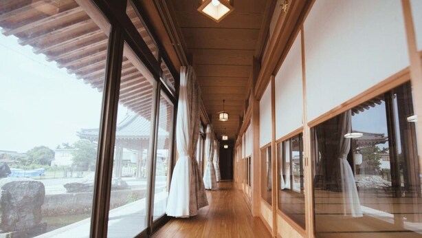 A corridor with wooden flooring and large windows on both sides. - Suzukagojo (Nagahama)
