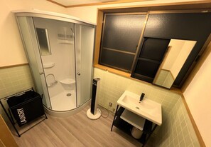 Suihku, hiustenkuivaaja, pyyhkeet, saippua