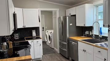 Frigorífico, microondas, horno y placa de cocina