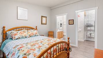 3 bedrooms, desk, iron/ironing board, travel cot