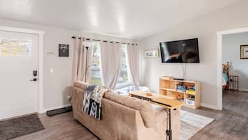 Télévision, lecteur de DVD, livres, imprimantes