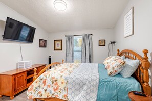 3 Schlafzimmer, Schreibtisch, Bügeleisen/Bügelbrett, Reisekinderbett