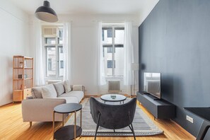 TV, stereo - Blueground | Wieden, view, nr Belvedere (Vienna)