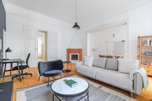 TV, stereo - Blueground | Wieden, view, nr Belvedere (Vienna)