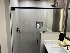 Haartrockner, Handtücher, Seife, Toilettenpapier