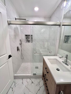 Dusche, Haartrockner, Handtücher, Seife