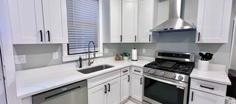 Brand New University-Themed Home ON Pitt Campus, Outdoor Dining, Free Parking