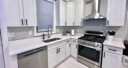 Brand New University-Themed Home ON Pitt Campus, Outdoor Dining, Free Parking