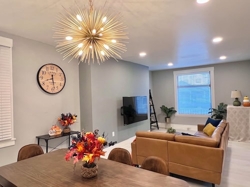 Brand New University-Themed Home ON Pitt Campus, Outdoor Dining, Free Parking