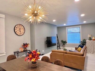 Brand New University-Themed Home ON Pitt Campus, Outdoor Dining, Free Parking