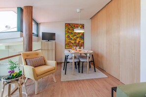 Dining - Artistic Studio with Terrace in Foz by HostWise (Porto)