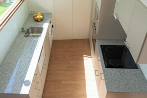 Jääkaappi, mikroaaltouuni, uuni, liesi