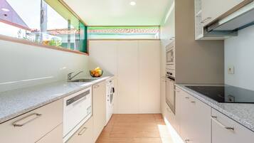 KĂŒhlschrank, Mikrowelle, Ofen, Herdplatte