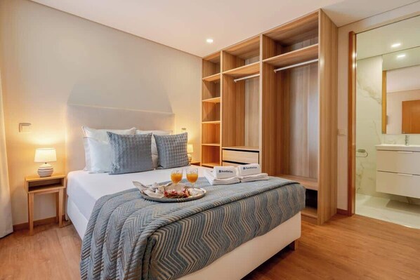 2 bedrooms, iron/ironing board, travel cot, free WiFi - Sleek & Authentic House with Terrace by HostWise (Porto)