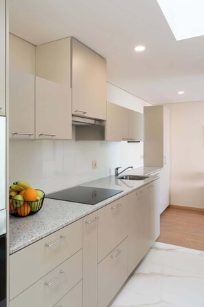 Fridge, microwave, oven, stovetop - Sleek & Authentic House with Terrace by HostWise (Porto)