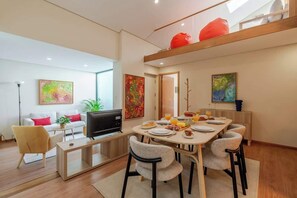 Dining - Sleek & Authentic House with Terrace by HostWise (Porto)