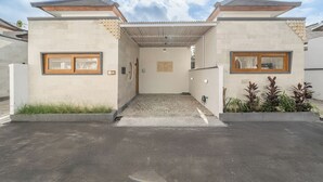 Un edificio moderno con un ingresso centrale, due ali laterali e una galleria coperta.