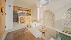 Una cucina moderna con mobili in legno, un'isola centrale e un'area pranzo.