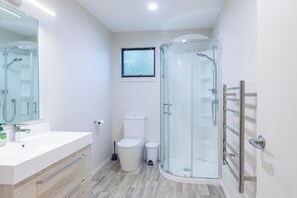 Een douche, handdoeken, toiletpapier