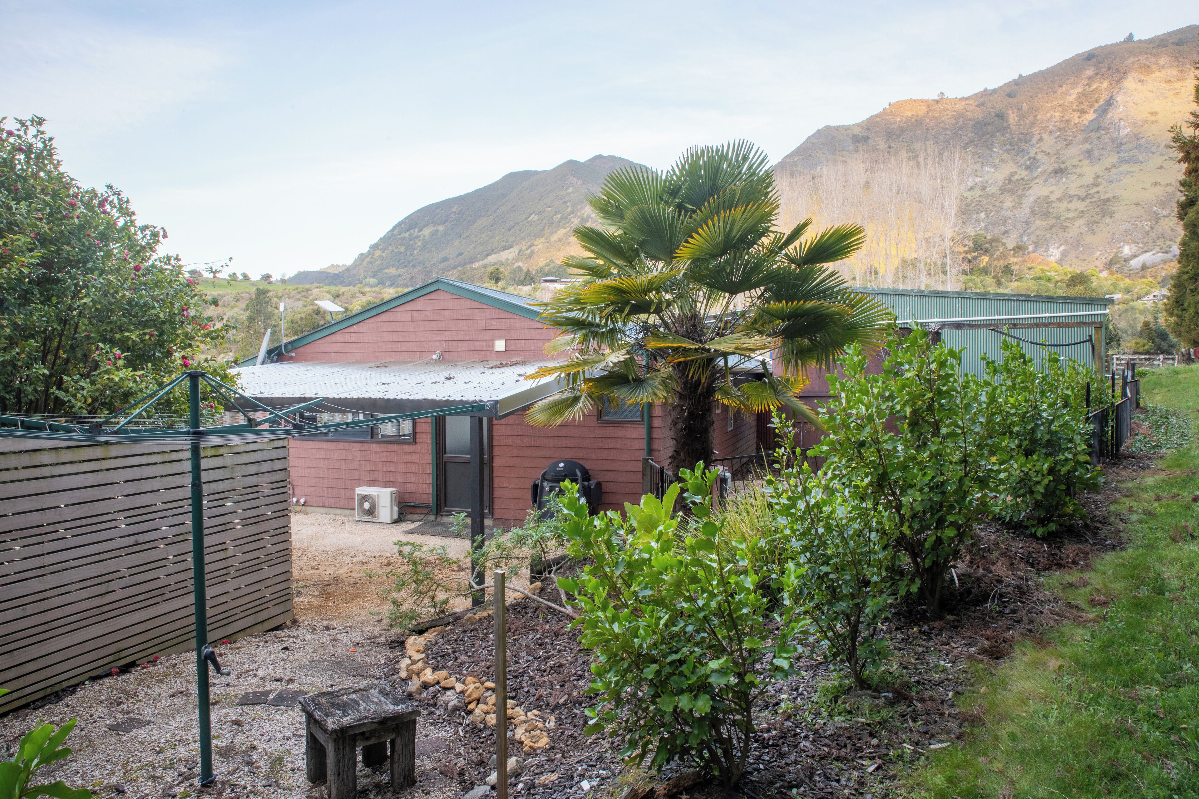 المنطقة المحيطة بالمنشأة