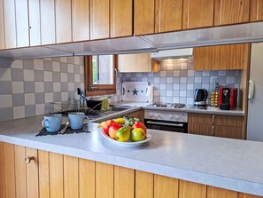 Fridge, oven, dishwasher, cookware/dishes/utensils