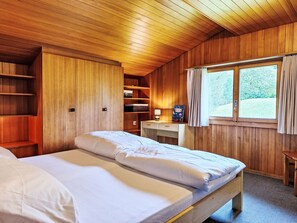 4 bedrooms, desk, Internet