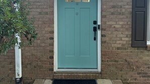 A teal front door with a window, a mailbox, and a doormat. - Cozy 3-bedroom house with AC in charming Waxhaw (Waxhaw)