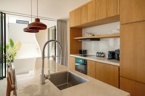Villa Deluxe, 3 habitaciones, balcón, vista a la alberca | Cocina privada | Refrigerador, microondas, horno y parrilla de estufa 