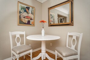 Dining - Spanish Style Apartment two blocks to the Beach (Long Beach)