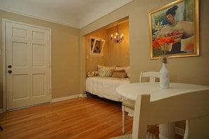Interior - Spanish Style Apartment two blocks to the Beach (Long Beach)