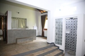 ห้องคอมฟอร์ทสวีท, วิวสวน | ห้องน้ำ | ผ้าเช็ดตัว, สบู่, ยาสระผม, กระดาษชำระ