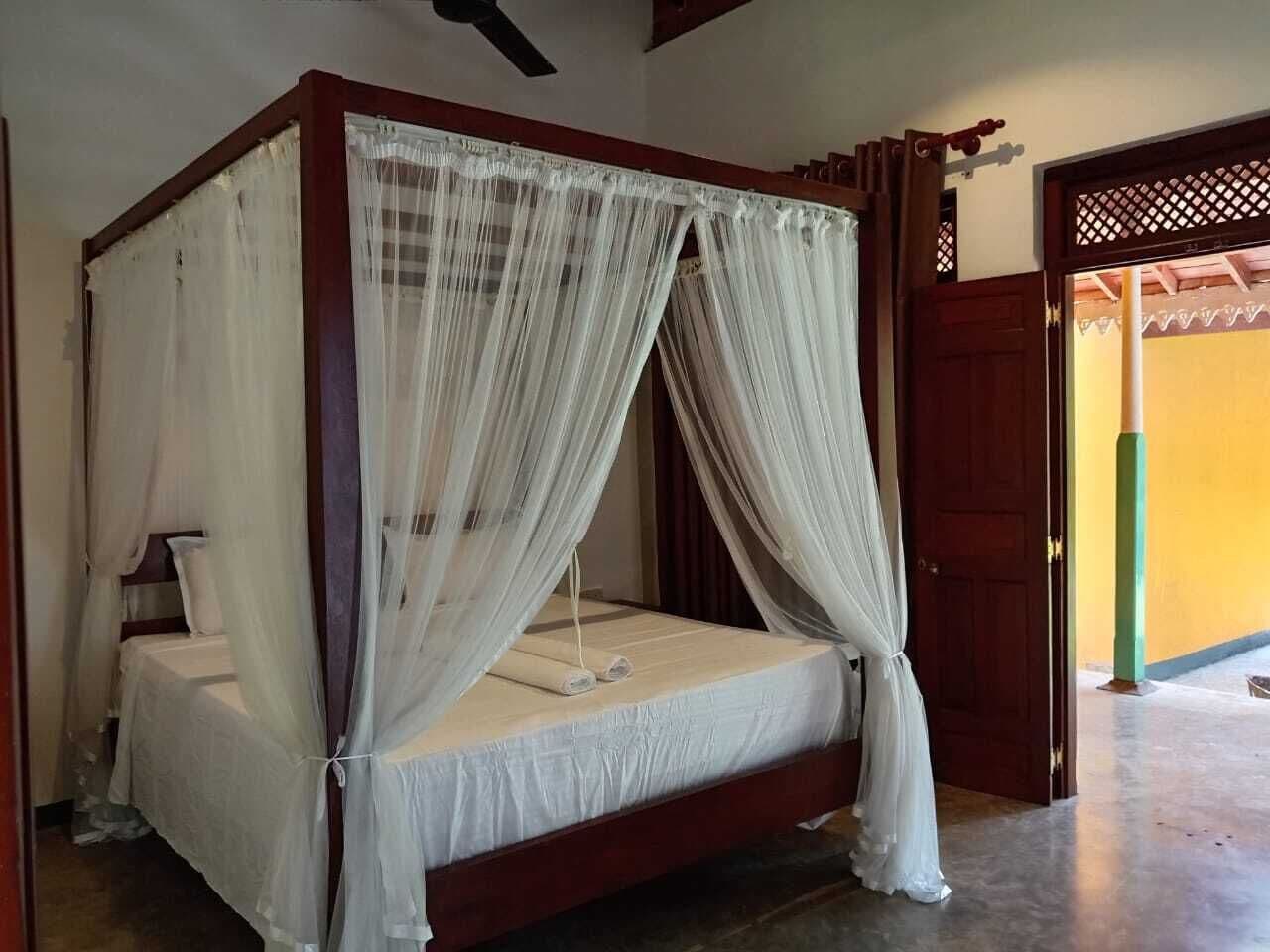 Tabla de planchar con plancha, wifi gratis y ropa de cama 