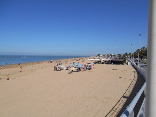 Studio Sleeps 4 with Terrace