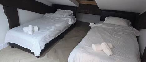 3 bedrooms, iron/ironing board, bed sheets