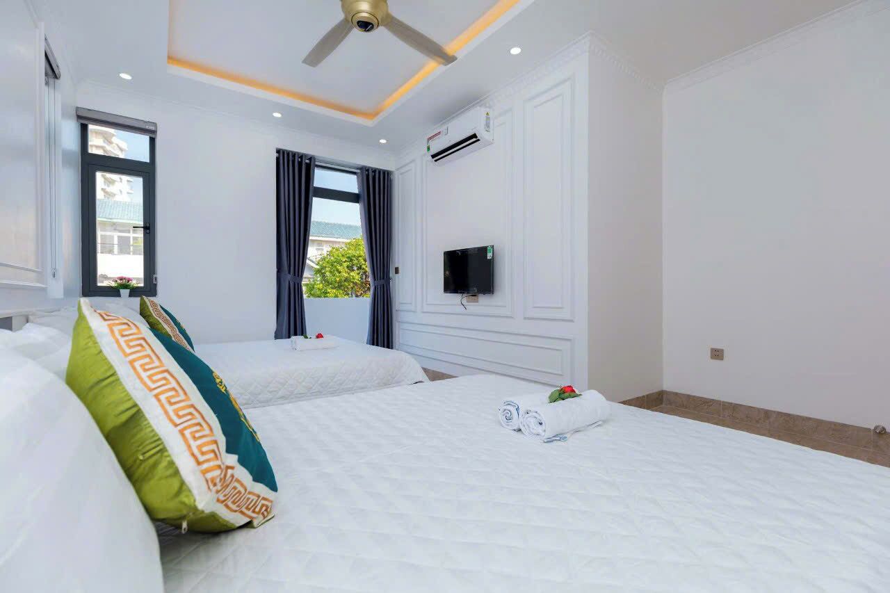 7 bedrooms, iron/ironing board, free WiFi, bed sheets