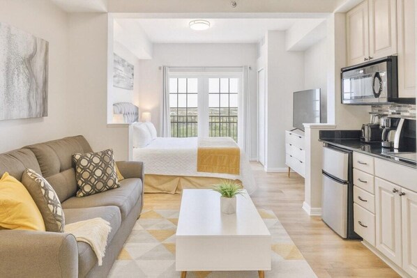 1 bedroom, WiFi, bed sheets - Stylish 1BR Suite w/ Kitchen & Balcony Near Universal & Epic Universe (Orlando)