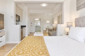 1 bedroom, WiFi, bed sheets - Stylish 1BR Suite w/ Kitchen & Balcony Near Universal & Epic Universe (Orlando)