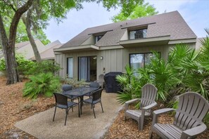 Outdoor dining - 3BR villa on fabulous Hilton Head Island - Easy Walk to Beach, Golf & Tennis (Hilton Head Island)
