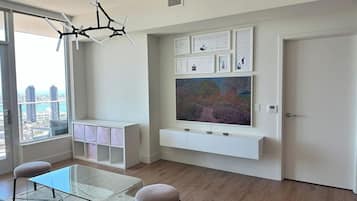 Televisión y chimenea