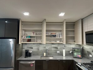 冰箱、微波炉、烤箱、炉灶