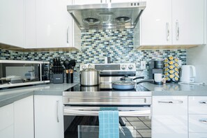 Een microgolfoven, een oven, een kookplaat, een vaatwasser