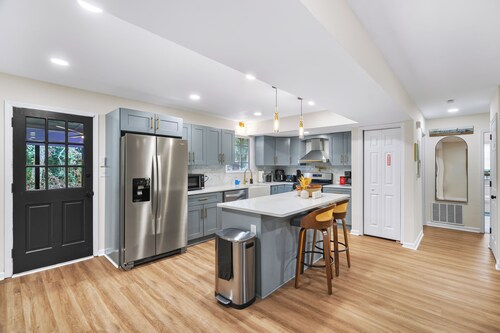 The Hidden Oasis-Beautiful 4 bdrm home in Jonesboro minutes away from Atlanta!