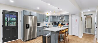 The Hidden Oasis-Beautiful 4 bdrm home in Jonesboro minutes away from Atlanta!